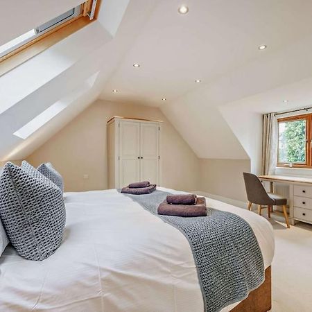 Salford  Beautiful 4-5 Bedroom Village House With Rural Views מראה חיצוני תמונה