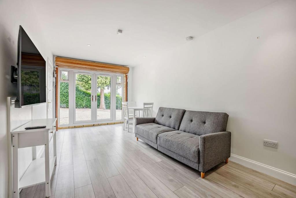 Salford  Beautiful 4-5 Bedroom Village House With Rural Views מראה חיצוני תמונה