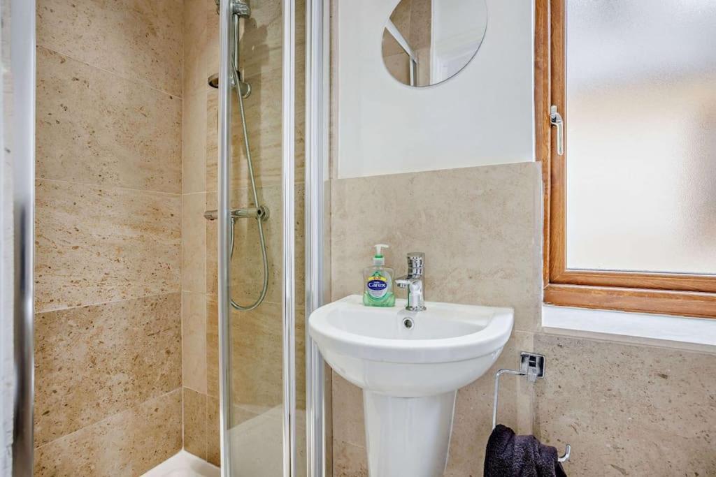 Salford  Beautiful 4-5 Bedroom Village House With Rural Views מראה חיצוני תמונה
