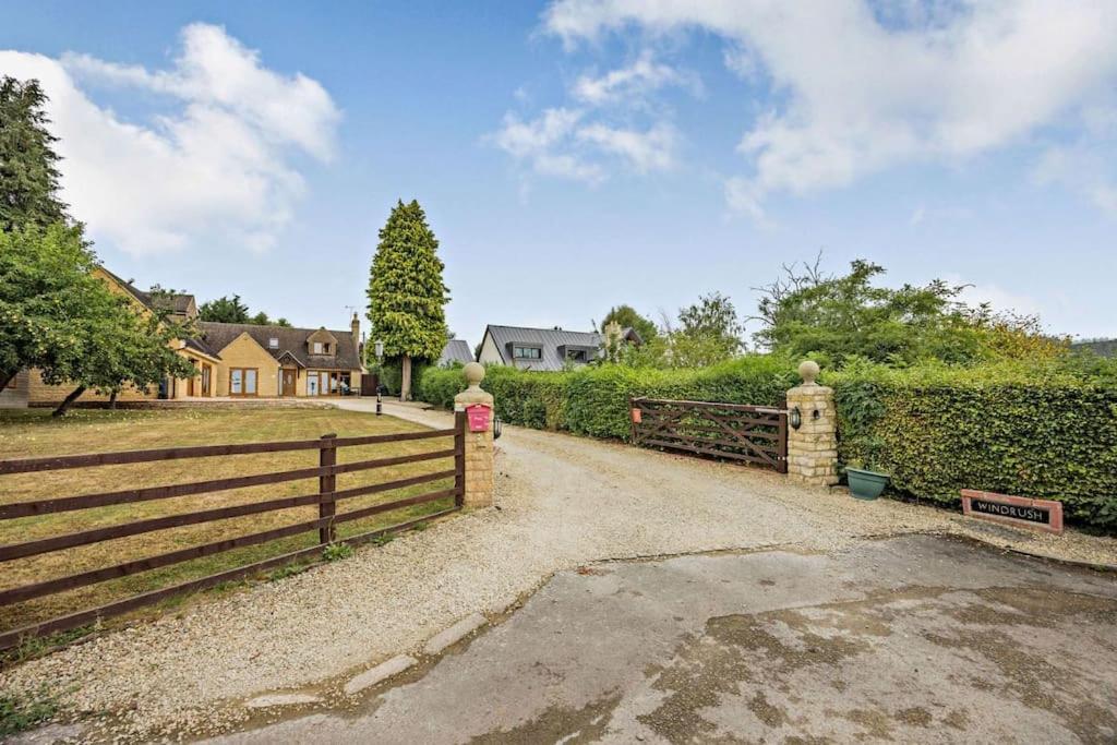 Salford  Beautiful 4-5 Bedroom Village House With Rural Views מראה חיצוני תמונה