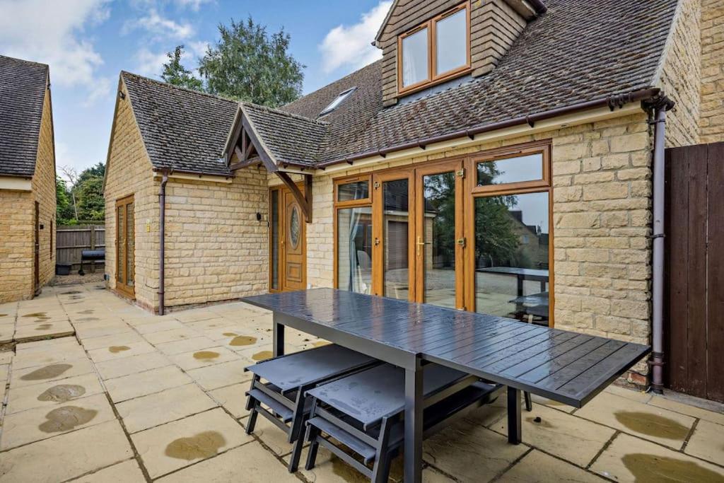 Salford  Beautiful 4-5 Bedroom Village House With Rural Views מראה חיצוני תמונה