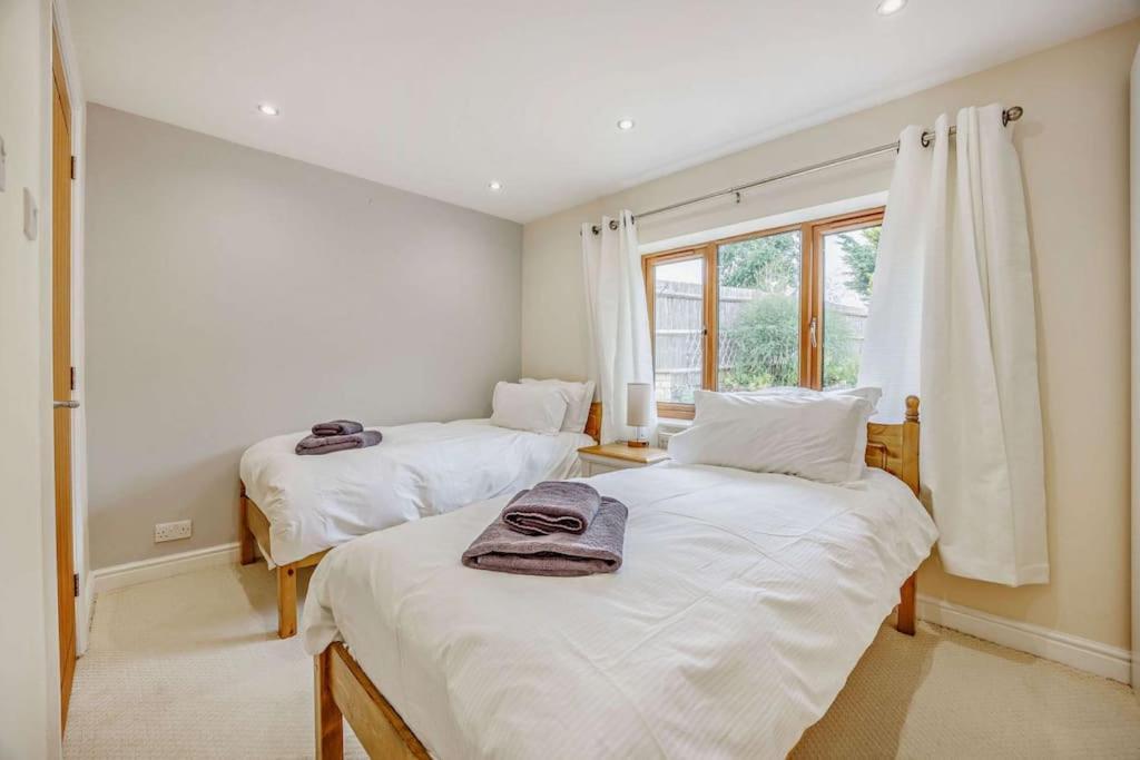 Salford  Beautiful 4-5 Bedroom Village House With Rural Views מראה חיצוני תמונה
