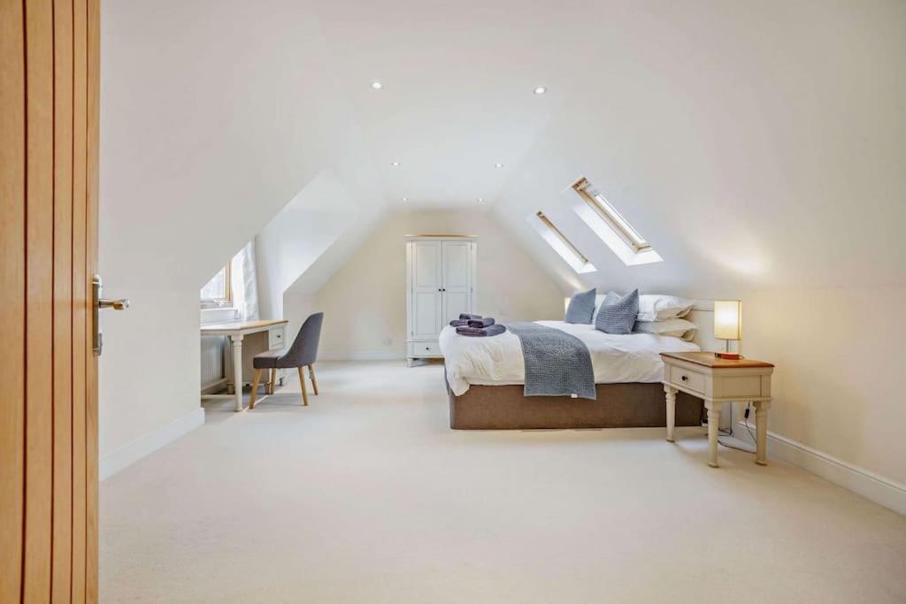 Salford  Beautiful 4-5 Bedroom Village House With Rural Views מראה חיצוני תמונה
