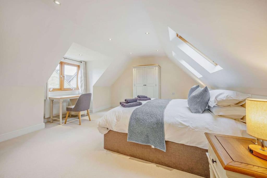 Salford  Beautiful 4-5 Bedroom Village House With Rural Views מראה חיצוני תמונה