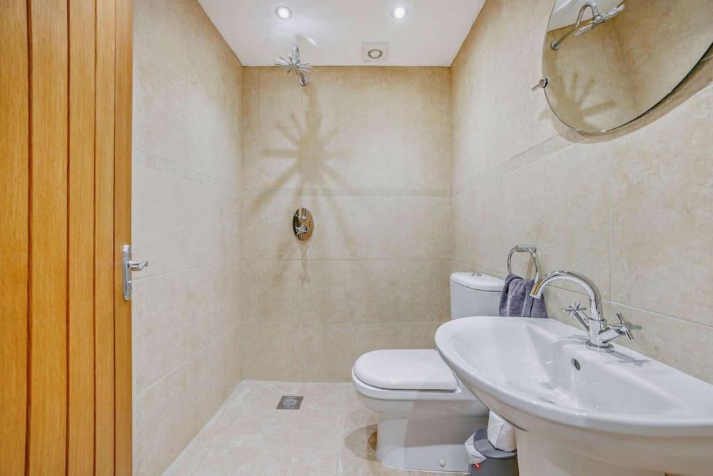 Salford  Beautiful 4-5 Bedroom Village House With Rural Views מראה חיצוני תמונה