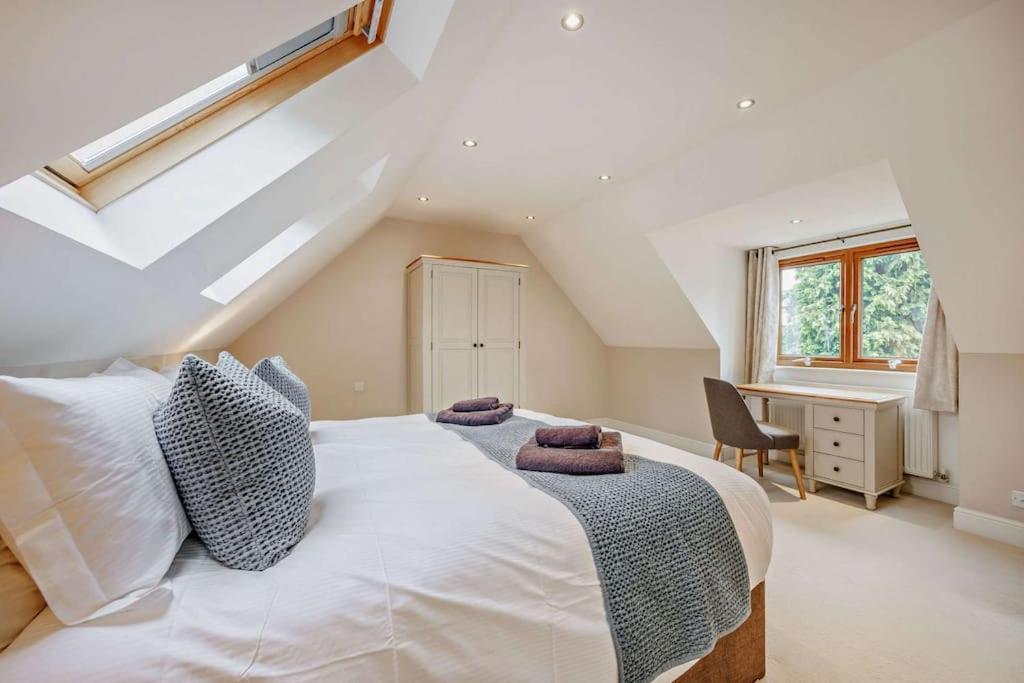 Salford  Beautiful 4-5 Bedroom Village House With Rural Views מראה חיצוני תמונה