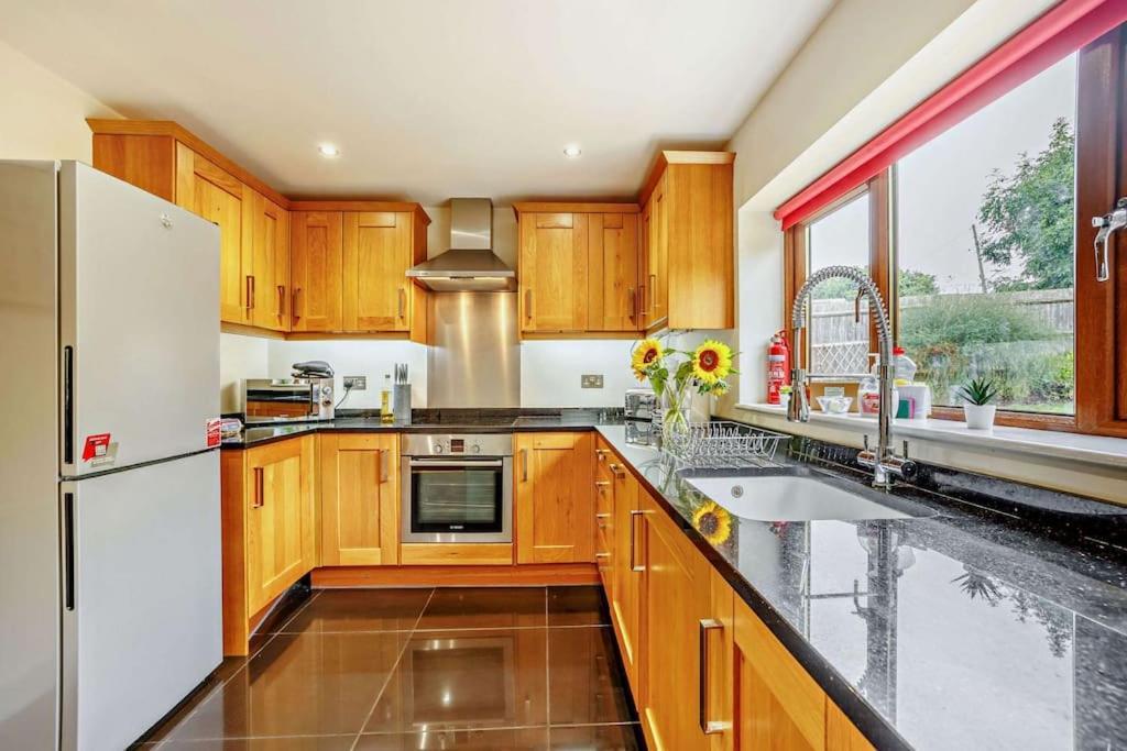 Salford  Beautiful 4-5 Bedroom Village House With Rural Views מראה חיצוני תמונה